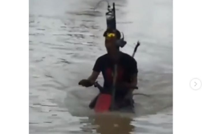 Video motor bebek tetap jalan meski terendam air yang dalam