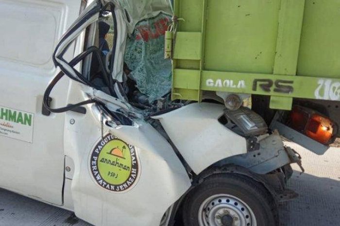 Ilustrasi: Mobil ambulans yang mengantarkan jenazah mengalami kecelakaan menghantam bagian belakang truk  