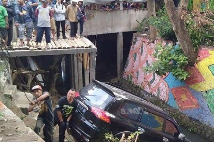 Proses pengangkatan mobil Pajero yang terjun ke dalam parit di kota Batu, Minggu (8/12/2019) 