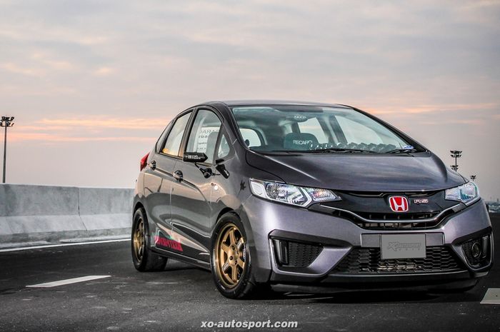 Modifikasi Honda Jazz anyar dengan tema racing