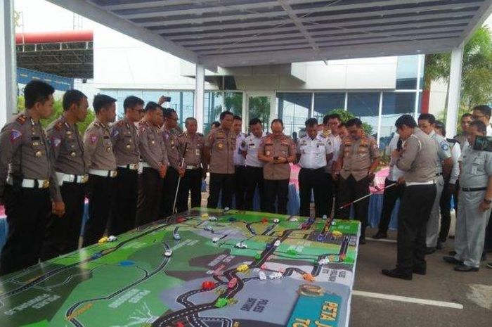 Kakorlantas Mabes Polri, Irjen Pol Istiono, mendengarkan paparan kesiapan jalur tol dan pantura di gerbang tol Brebes Timur, Senin (9/12/2019).  