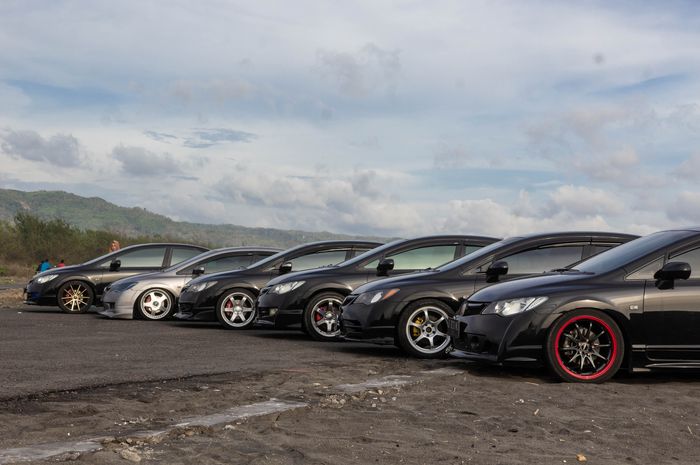 Deretan Honda Civic generasi kedelapan dari FD Squad Solo Raya di Landasan Pacu Pantai Depok