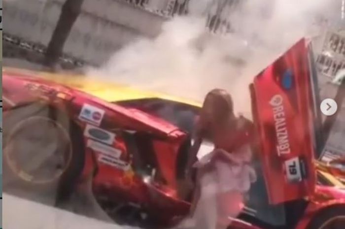 Lamborghini Aventador SV yang keluarkan asap putih