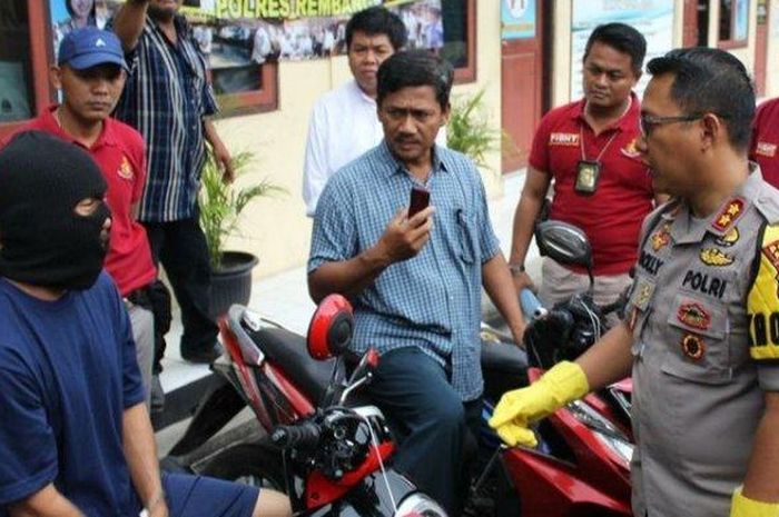 Pelaku pembakaran seorang juru parkir hingga tewas  saat diinterogasi petugas Polres Rembang
