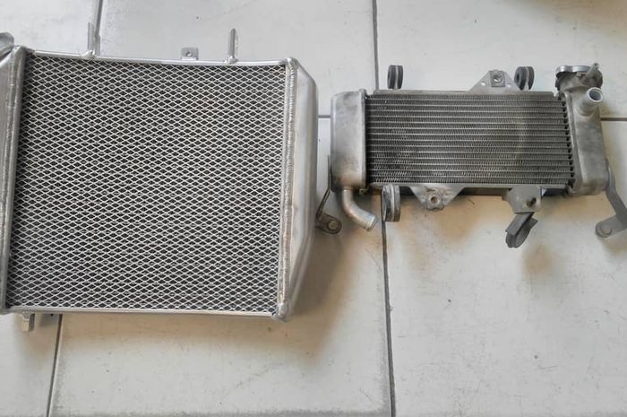 Perbandingan radiator Jumbo BPro (kiri) dengan radiator standar Yamaha R15 V3 (kanan)
