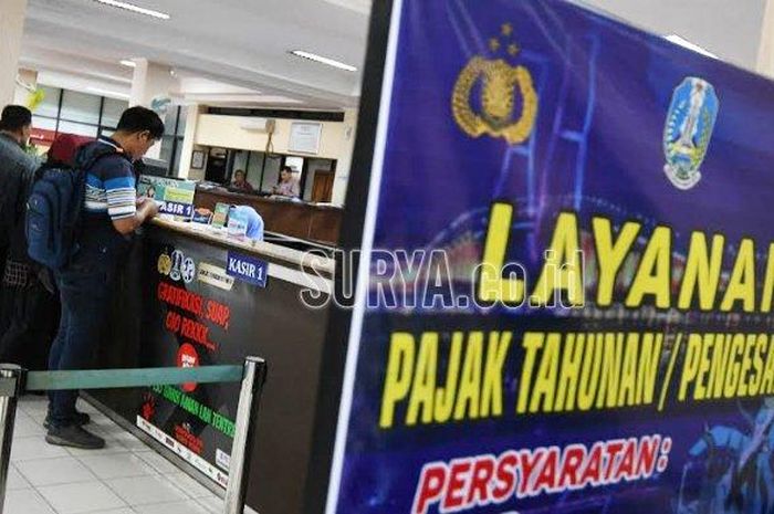 Suasana Samsat Manyar Surabaya, Senin (23/9/2019) yang merupakan hari pertama program pemutihan pajak kendaraan bermotor dan gratis bea balik nama yang digagas Pemprov Jatim. Program yang digelar tahunan itu akan berakhir hingga Sabtu (14/12/2019).    Artikel ini telah tayang di surya.co.id dengan j