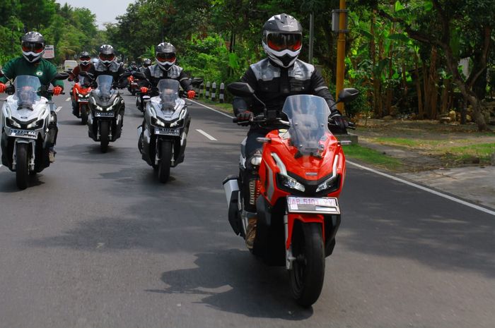 ilustrasi berkendara menggunakan Honda ADV150 dari Yogyakarta ke acara Honda Bikers Day.