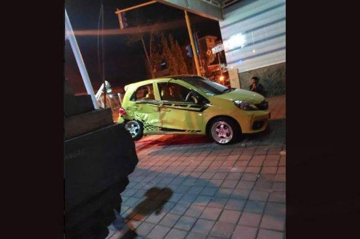 Kondisi Honda Brio setelah dihantam Mitsubishi Pajero Sport milik pelawak kondang Cak Percil