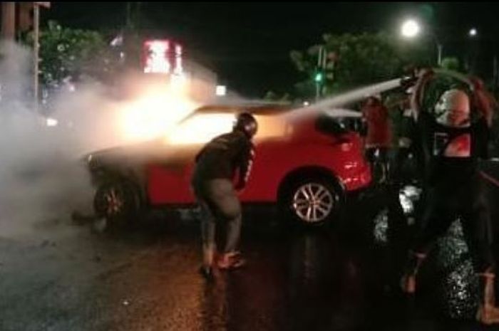 Nissan Juke yang dikemudikan turis asal Swiss terbakar di Jimbaran, Badung, Bali