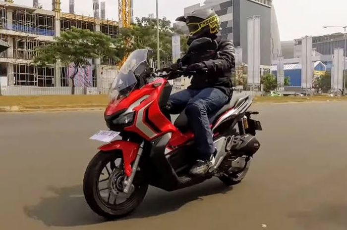 Honda ADV150, si penjelajah jalanan sedang dibawa menjelajahi jalanan perkotaan