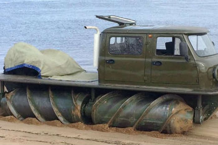 ZVM-2901 bisa dibawa kemana saja, bahkan lewat sungai selama tidak sampai tenggelam