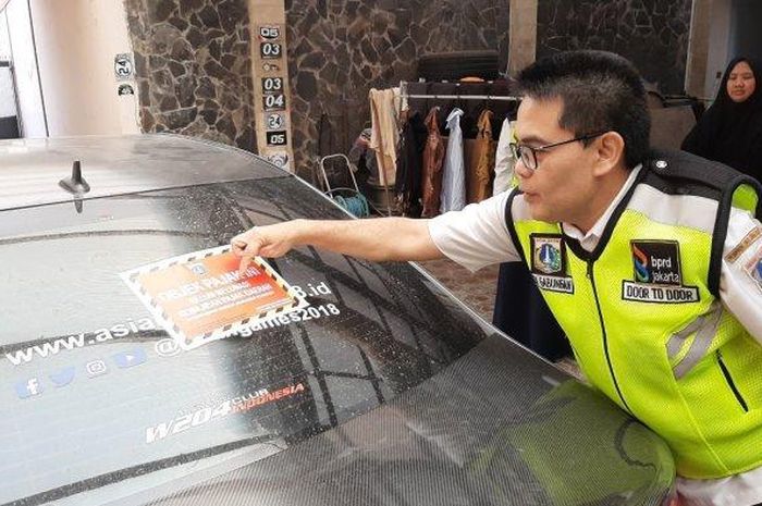 Penempelan stiker penunggak pajak ke Mercedes-Benz W204 C63