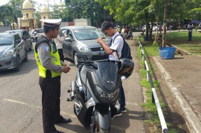 Satuan Lalulintas Polres Maros saat memeriksa kelengkapan surat-surat pengendara Yamaha Nmax saat mengadakan operasi rutin