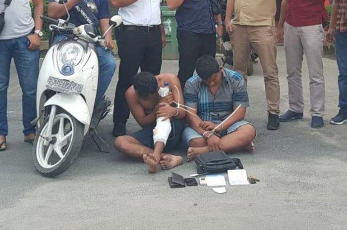 Dua bandit yang merampok seorang ibu rumah tangga dengan cara bengis akhirnya ditangkap Unit Pidum Polres Binjai, Selasa (10/12/2019).  