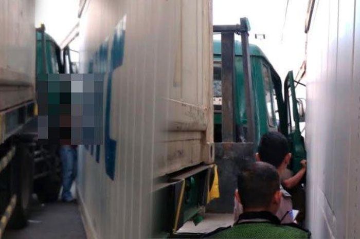 Korban sopir truk trailer yang tewas terjepit pintu dan kontainer dievakuasi 