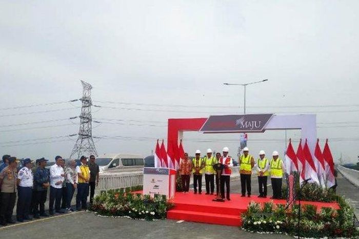 Presiden Joko Widodo meresmikan Jalan Tol Layang Jakarta-Cikampek sepanjang 36,4 km, Kamis (12/12/2019). 
