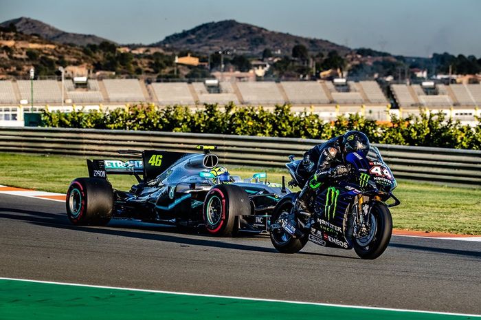 Lewis Hamilton dan Valentino Rossi bertukar pakai kendaraan balap masing-masing di sirkuit Ricardo Tormo, Valencia, Spanyol (9/12).