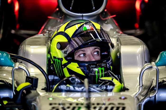 Valentino Rossi di dalam Mercedes W08