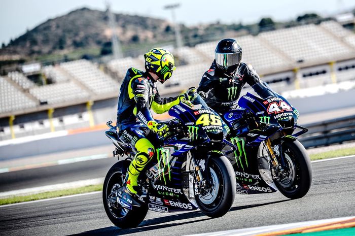 Valentino Rossi mendampingi Lewis Hamilton yang mencoba moto MotoGP Yamaha M1 di sirkuit Ricardo Tormo, Valencia