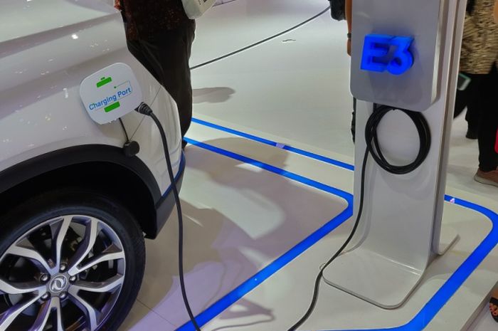 DFSK E3. Rata-rata mobil full listrik punya soket pengisian normal atau cepat (normal dan fast charging)
