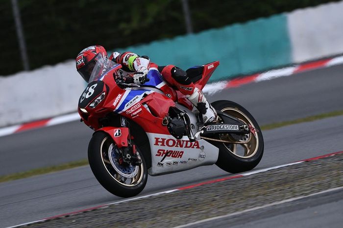 Andi Gilang di atas Honda CBR1000RR saat kualifikasi Sepang 8 Hours (12/12)