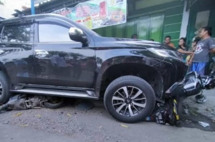 Mitsubishi Pajero dikemudikan emak-emak, gilas motor di Slawi, Jateng (11/12/2019).