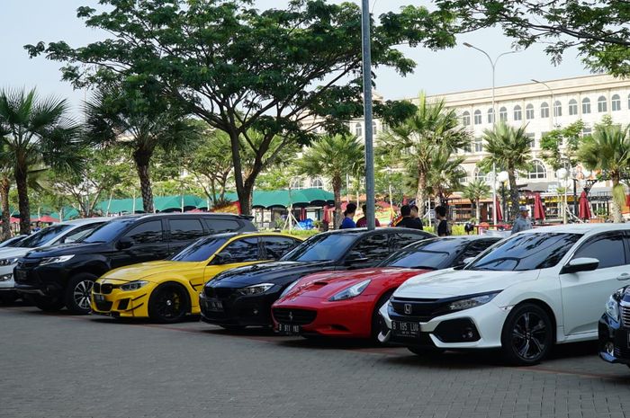 Deretan mobil para milenial di acara gathering ICE-u di Golf Island, Pantai Indah Kapuk, Jakarta Utara.