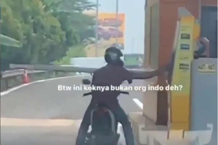 Pengendara Honda BeAT mencoba masuk ke gerbang tol Ciledug pakai e-toll