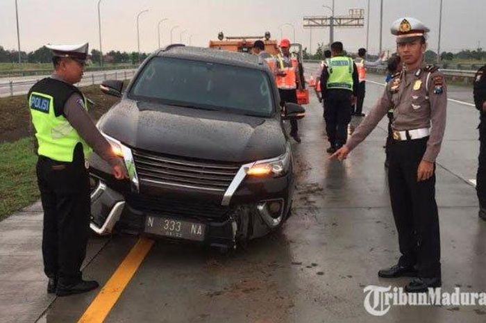 Kaki-kaki kiri Toyota Fortuner VRZ patah usai hajar pembatas tol Jombang-Mojokerto