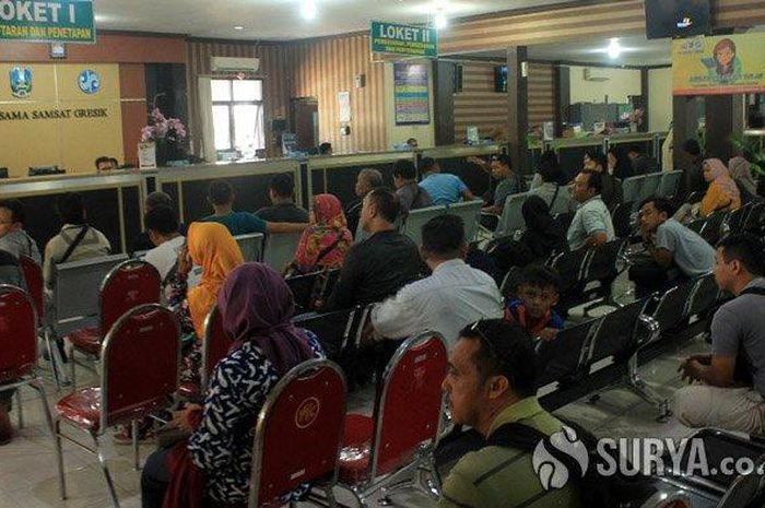 Kondisi hari terakhir pemutihan pajak kendaraan di Samsat Gresik nampak sepi