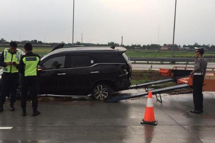 Kecelakaan tunggal yang dialami Toyota Fortuner VRZ N 333 NA di lajur A KM 707 Jalan Tol Jombang-Mojokerto (Jomo), Jumat (13/12/2019) sore. 