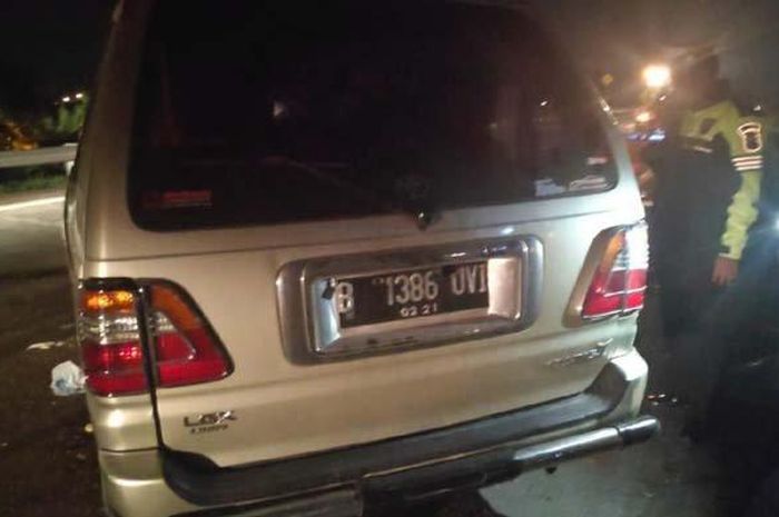 Kondisi mobil Toyota Kijang LGX terlibat kecelakaan tunggal hingga merengut satu korban jiwa di Tol Surabaya-Mojokerto (Sumo) 