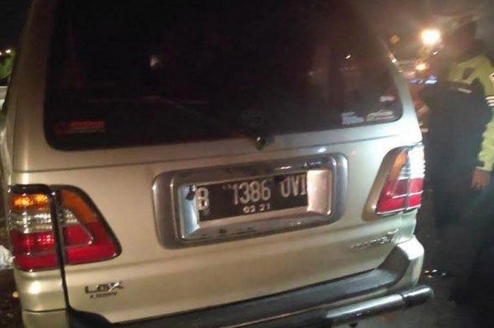 Toyota Kijang LGX berisi 9 penumpang loncat ke pembatas jalur tol, 1 tewas
