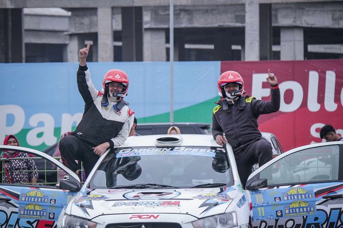 Rifat Sungkar (kiri) dan M. Redwan sebagai navigator juara nasional Kejurnas Sprint Reli