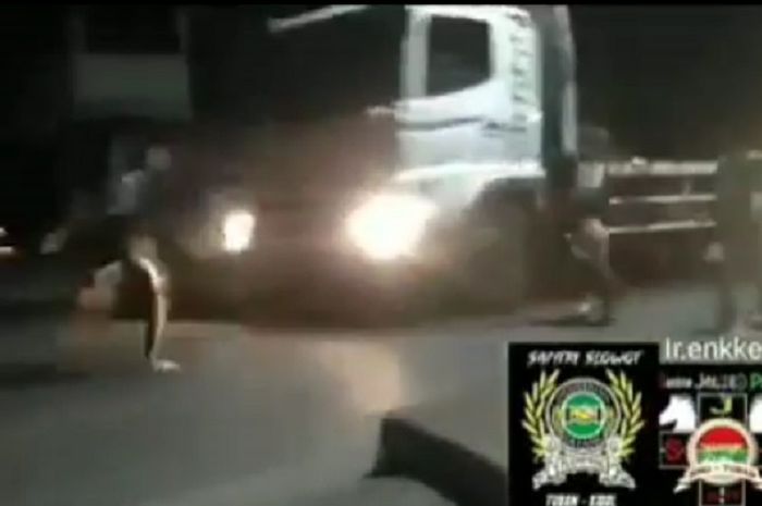 Video saat beberapa bocah mengehntikan truk secara paksa