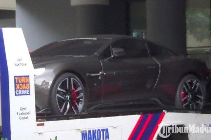 Mobil yang diduga Aston Martin yang dibawa menggunakan towing Ditlantas Polda Jatim