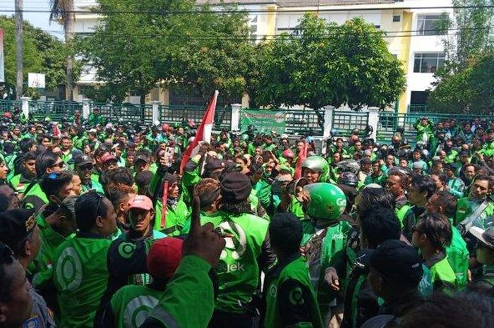 Ratusan driver Gojek dan Grab se-Solo Raya demo di depan kantor ojek online Maxim di Jalan Sangaji No 21 D Kelurahan Gajahan, Kecamatan Pasar Kliwon, Solo, Senin (16/12/2019). 