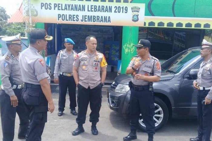 Kapolres Jembrana, AKBP I Ketut Gede Adi Wibawa melakukan pengecekan di Pelabuhan Gilimanuk untuk pengamanan Natal dan Tahun Baru 2020