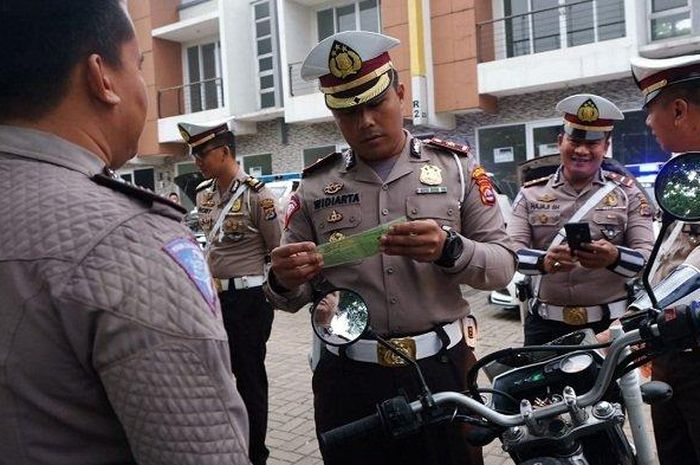 Satuan Lalu Lintas Polresta Tangerang menggelar apel pemeriksaan kelengkapan kendaraan dan perorangan atau personel, Senin (16/12/2019). Kegiatan ini berlangsung di Kawasan Biz Point, Kecamatan Cikupa, Kabupaten Tangerang.  