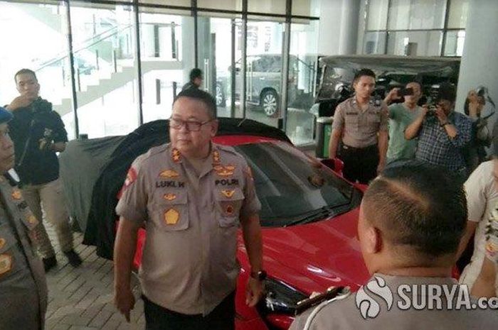 Kapolda Jatim, Irjen Pol Luki Hermawan saat jumpa pers di Mapolda Jatim, Senin (16/12/2019). 