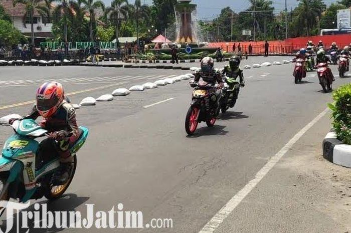Pembalap Motor Championship BUpati Cup saling mengadu kecepatan di Jalan Teuku Umar, Minggu (15/12)