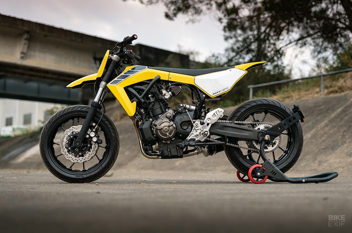 Yamaha MT-07 bergaya supermoto