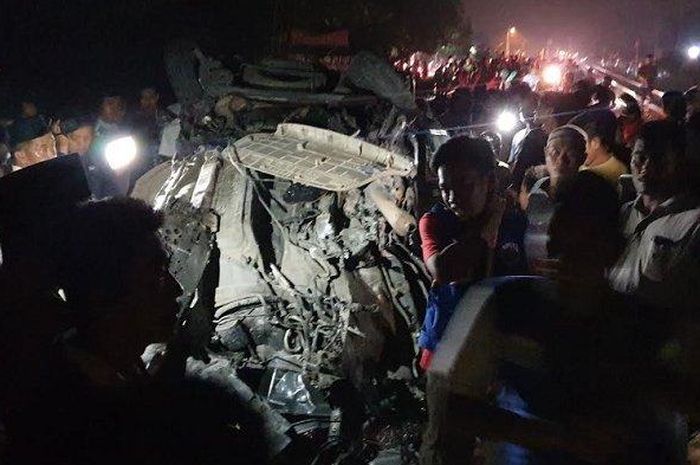  Kondisi mobil Suzuki Ertiga milik Sargono yang hancur ditabrak dan diseret KA di Sooko, Kabupaten Mojokerto.