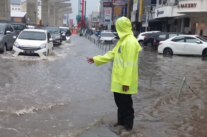 Kondisi banjir di Jalan Boulevard, Kelapa Gading