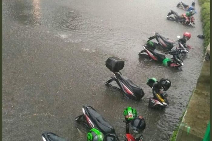 Genangan di depan Plaza Senayan sekitar 40 cm 