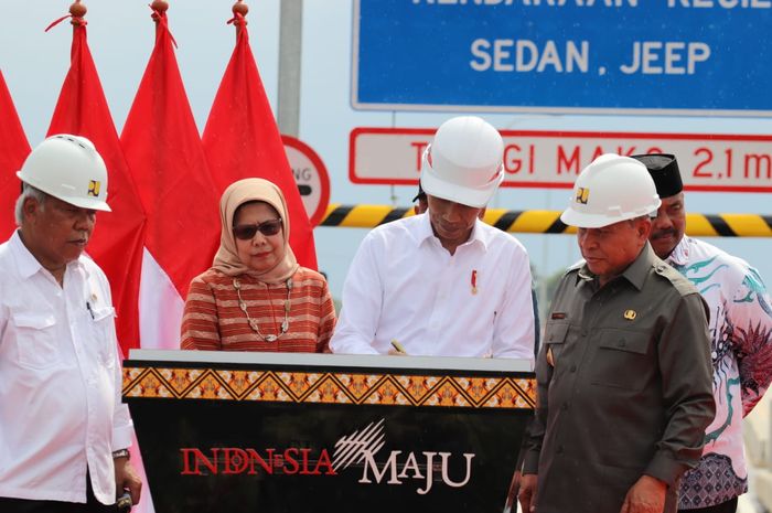 Presiden Joko Widodo saat meresmikan Jalan Tol Balikpapan-Samarinda seksi Samboja-Samarinda pada Selasa (17/12/2019) di Gerbang Tol (GT) Samboja. 