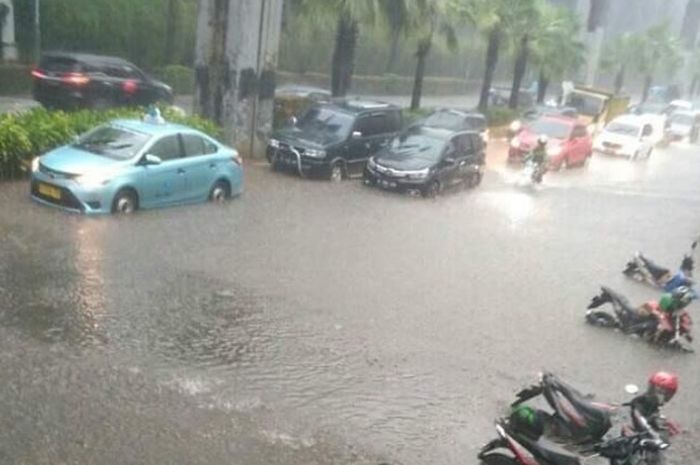 Banjir di depan Plaza Senayan