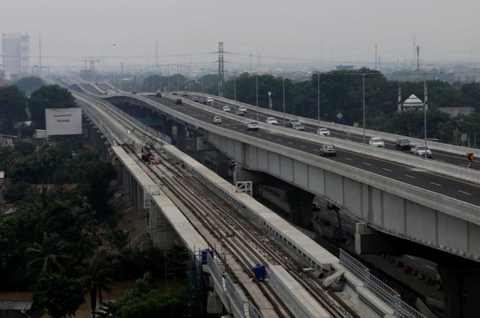 Kendaraan melintasi jalan Tol Layang Jakarta-Cikampek II di kawasan Bekasi Barat, yang dibuka untuk masyarakat sejak Minggu (15/12/2019). Hanya kendaraan golongan I nonbus yang boleh melintasi jalan tol itu. Jalan tol layang ini memiliki lintasan sepanjang 38 kilometer, yang membentang dari Km 9+500