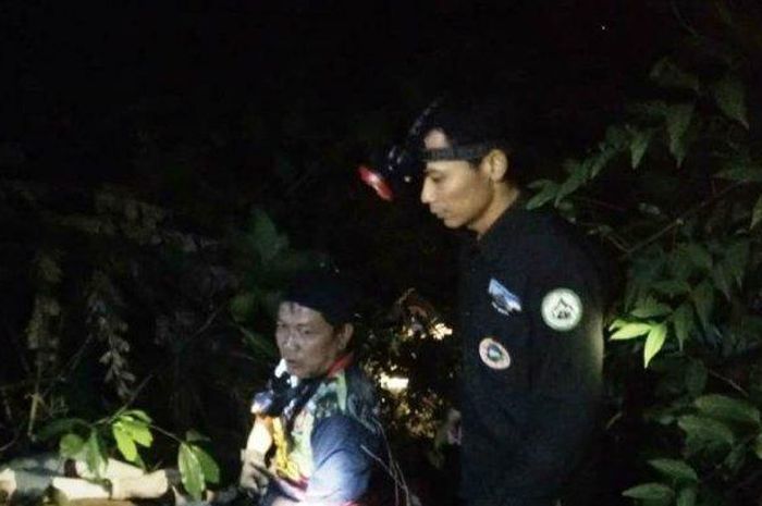 Tim gabungan melakukan evakuasi jenazah korban kecelakaan di turunan Muncang, pegunungan Lio, Kecamatan Banjarharjo, Brebes, Senin (16/12/2019) malam. 