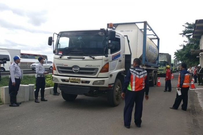 Operasi penertiban truk lelet dan over tonase oleh Jasa Marga dan Korlantas Polri di Jalan Tol Jakarta-Cikampek Km 41. Operasi ini digelar mulai 31 Januari - 6 Februari 2017 dan akan dilakukan rutin tiga bulan sekali.  